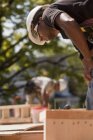 Menuisiers travaillant sur un chantier de construction — Photo de stock