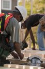 Плотники, работающие на строительной площадке — стоковое фото