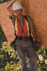 Tischler trägt Spanplatten auf einer Baustelle — Stockfoto
