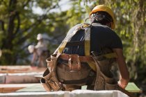 Плотник, работающий на строительной площадке — стоковое фото
