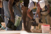 Плотники, работающие с гвоздями на стройке — стоковое фото