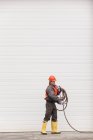 Транспортный инженер катушечный шланг в промышленном гараже — стоковое фото