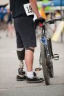 Hombre con pierna protésica para una carrera en bicicleta - foto de stock
