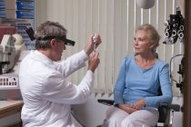 Oftalmólogo llenando una inyección de Botox en la clínica - foto de stock