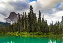 Vista panorâmica do Lago Esmeralda e da Ponte Natural, Parque Nacional Yoho; Colúmbia Britânica, Canadá — Fotografia de Stock