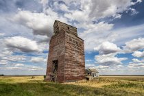 Weathered grain elevator on the prairies; Saskatchewan, Canada — Stock Photo