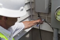 Instalador de cabo aplicando selante à prova de intempéries para a instalação do cabo — Fotografia de Stock