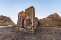 Capilla reconstruida en el cementerio norte de Begarawiyah, que contiene 41 pirámides reales, Reino de Kush, Meroe, Estado del Norte, Sudán - foto de stock