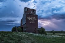 Elevador de grãos desgastados nas pradarias; Saskatchewan, Canadá — Fotografia de Stock