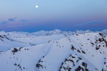Живописный вид на покрытые снегом горы на Аляска-Рейндж; Аляска, Соединенные Штаты Америки — стоковое фото