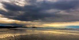 Langer Strand und Müllverbrennungsfelsen bei Sonnenuntergang, Insel Vancouver; britische Kolumbia, Kanada — Stockfoto