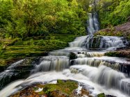 Wunderschöne Landschaft mit sauberen Wasserfällen; Neuseeland — Stockfoto