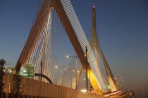Ponte de suspensão iluminada ao entardecer, Leonard P. Zakim Bunker Hill Bridge, Boston, Massachusetts, EUA — Fotografia de Stock