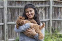 Adolescenti con autismo e il suo cane da compagnia — Foto stock