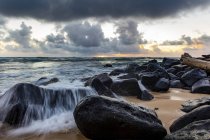 Vista panorámica del fascinante paisaje en la playa de Kapaa, Kauai, Hawaii, Estados Unidos de América - foto de stock