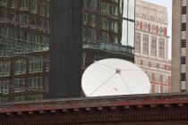 Супутникова тарілка на даху будинку в Бостоні, Массачусетсі, Уса. — стокове фото