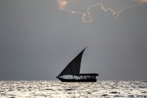 Dhow auf dem Indischen Ozean bei Sonnenuntergang; Sansibar Stadt, Uguja Insel, Sansibar, Tansania — Stockfoto