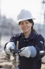 Ingegnere di potenza femminile che regola le valvole dell'acqua nella centrale elettrica — Foto stock