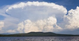 Cumulonimbus nuages au-dessus du lac Umbagog, New Hampshire, États-Unis — Photo de stock