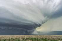 Dramáticas nubes de tormenta oscura sobre tierras de cultivo; Imperial, Nebraska, Estados Unidos de América - foto de stock