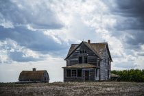 Old farmstead on the prairies; Saskatchewan, Canada — Stock Photo