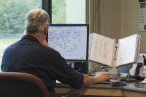Ein Ingenieur am Computer bei der Inbetriebnahme der Wasseraufbereitungsanlage im Programm zur Überwachung und Datenerfassung — Stockfoto