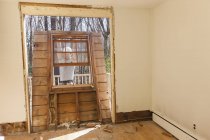 Латиноамериканский плотник удаляет недавно вырезанную дверь из дома на палубе — стоковое фото