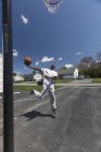 Hombre con síndrome de Williams jugando baloncesto - foto de stock