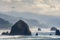 Haystack Rock es un hito prominente en Cannon Beach en la costa de Oregon; Cannon Beach, Oregon, Estados Unidos de América - foto de stock