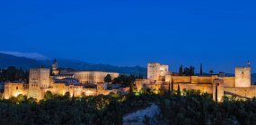 Alhambra, un complesso di palazzo e fortezza, al crepuscolo; Granada, Andalusia, Spagna — Foto stock