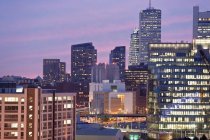 Gebäude beleuchtet in der Dämmerung, Hafenviertel, Boston, massachusetts, usa — Stockfoto