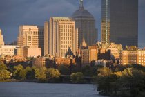 Wolkenkratzer am Wasser, neue und alte John Hancock Towers, Charles River, Back Bay, Boston, massachusetts, USA — Stockfoto