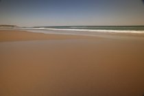 Вид на порожній піщаний пляж і море — стокове фото