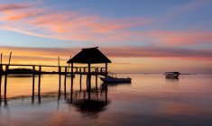 Pier vor der Insel Malolo bei Sonnenaufgang in den Südpazifik; Insel Malolo, Fidschi — Stockfoto