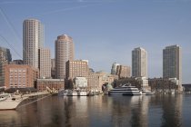 Boats with financial district on a harbor, Rowes Wharf, Boston Harbor, Boston, Massachusetts, USA — Stock Photo