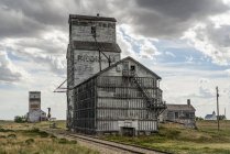 На преріях (провінція Саскачеван, Канада) зношений ліфт зерна. — стокове фото