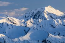Vista panorámica de montañas cubiertas de nieve en Alaska Range; Alaska, Estados Unidos de América - foto de stock