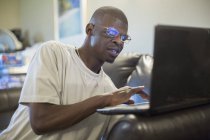 Homem com Síndrome de Williams a trabalhar num computador — Fotografia de Stock