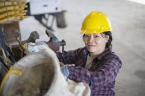 Ingénieur de puissance féminine travaillant dans le garage de service — Photo de stock