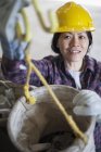 Женщина-энергетик готовит ведро для полотна в гараже — стоковое фото