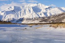 Живописный вид на покрытые снегом горы на Аляска-Рейндж; Аляска, Соединенные Штаты Америки — стоковое фото