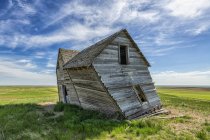 Abandoned farmhouse leaning on farmland; Val Marie, Saskatchewan, Canada — Stock Photo