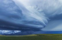 Dramáticas nubes de tormenta oscura sobre tierras de cultivo; Guymon, Oklahoma, Estados Unidos de América - foto de stock
