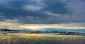 Лонг-Бич и Сжигательный Рок на острове Ванкувер на закате, заповедник Pacific Rim, Британская Колумбия, Канада — стоковое фото