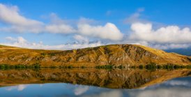 Image miroir du paysage dans le lac Hayes ; Île du Sud, Nouvelle-Zélande — Photo de stock
