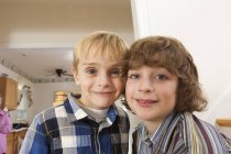 Ritratto di due fratelli a casa insieme — Foto stock