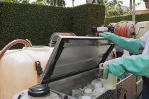 Schädlingsbekämpfungstechniker an Chemikalienbehälter auf LKW — Stockfoto