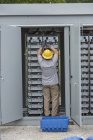 Ingénieur connectant des batteries de stockage d'énergie pour une alimentation de secours à une centrale électrique — Photo de stock