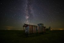 Old caboose à noite sob um céu brilhante e estrelado; Coderre, Saskatchewan, Canadá — Fotografia de Stock