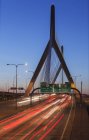 Traffico su un ponte sospeso, Leonard P. Zakim Bunker Hill Bridge, Boston, Massachusetts, USA — Foto stock